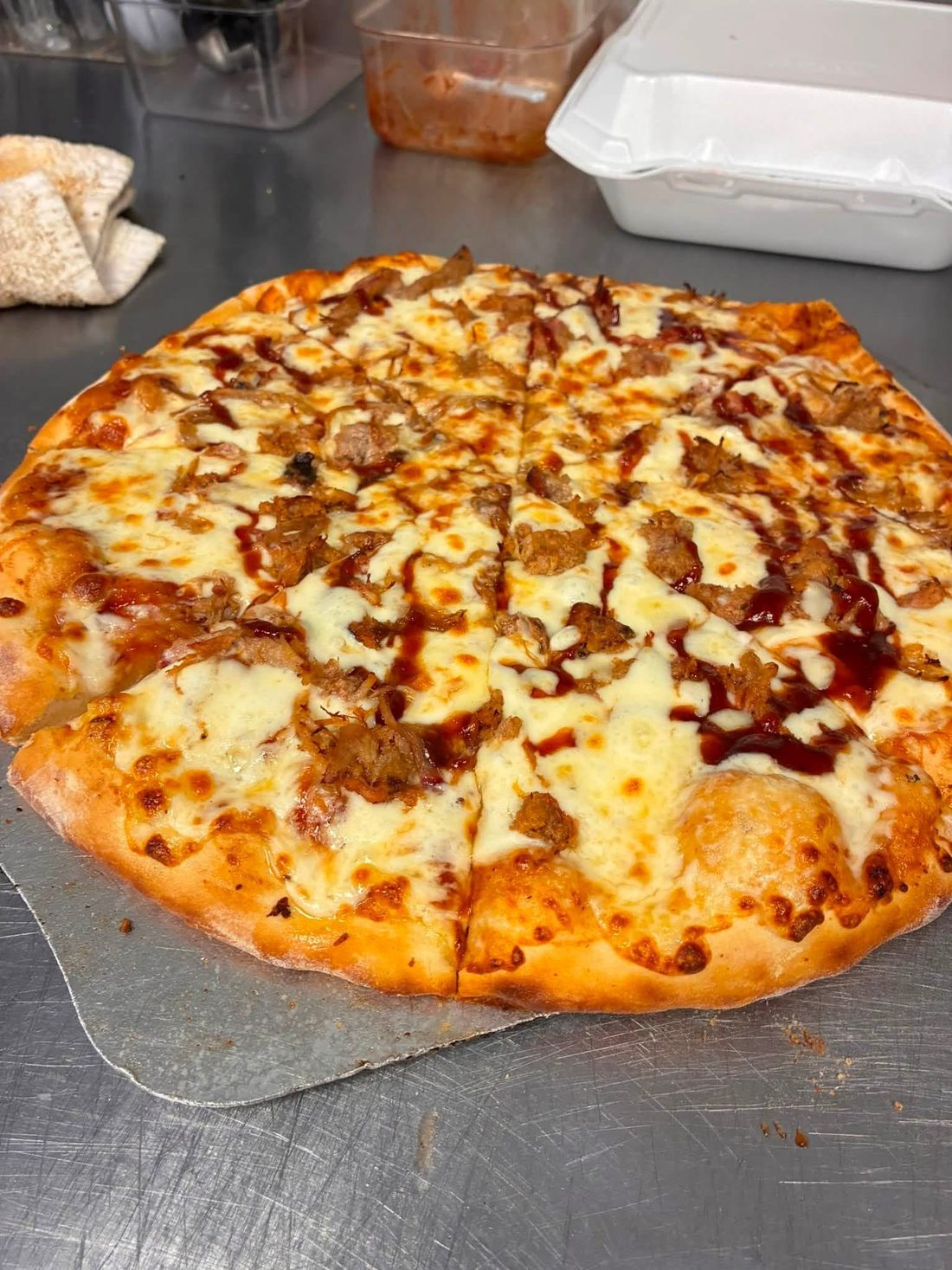 Pizza with barbecue drizzle