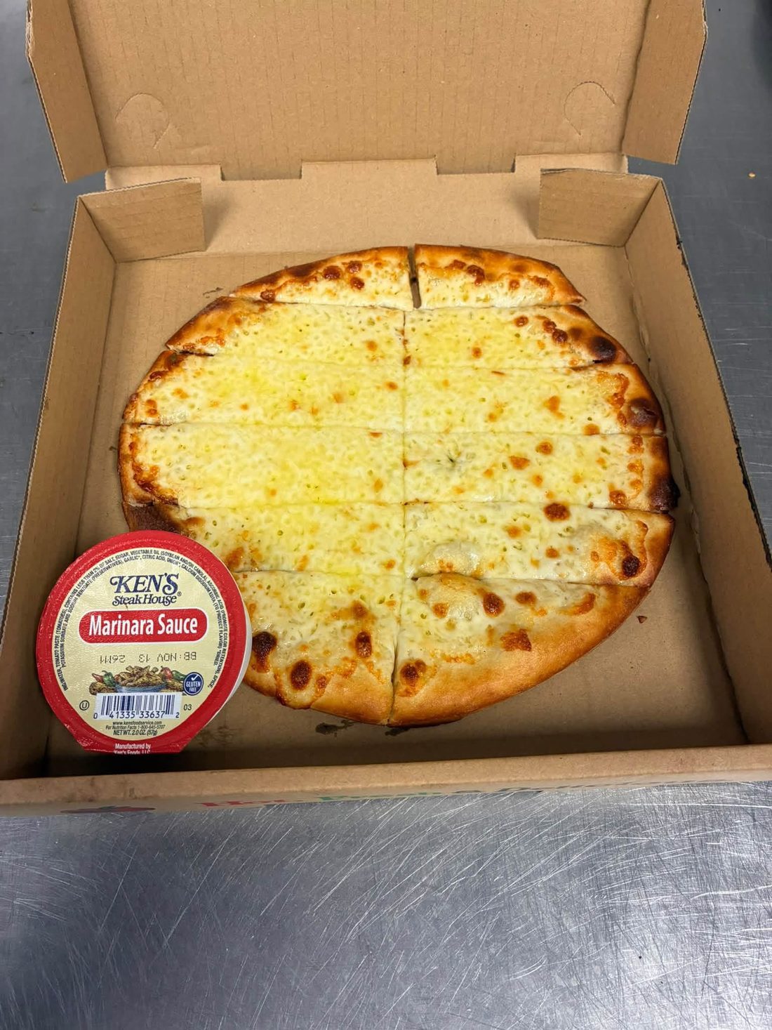 Cheesy bread sticks with marinara